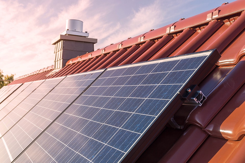 Fotovoltaický panel na střeše rodinného domu